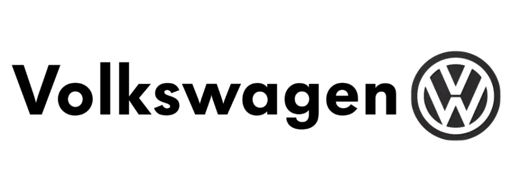 Automekaniker arbejder på bil i værksted.