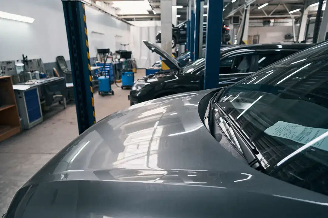 Bilværksted med moderne udstyr og biler i service.