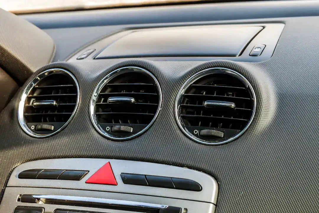 Klimaanlæg luftventiler i bilens instrumentbræt.