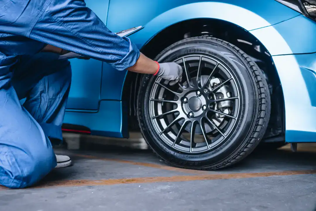 Bilservice og hjulskift hos HR Autoteknik, specialister i bilvedligeholdelse.