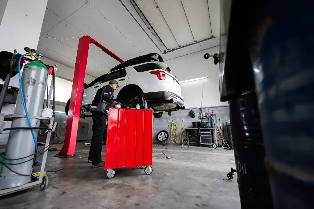 Bilreparation og vedligeholdelse på autoværksted.