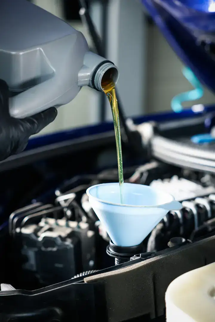 Motorolie bliver hældt i bilens motor for at sikre optimal ydeevne og beskyttelse.