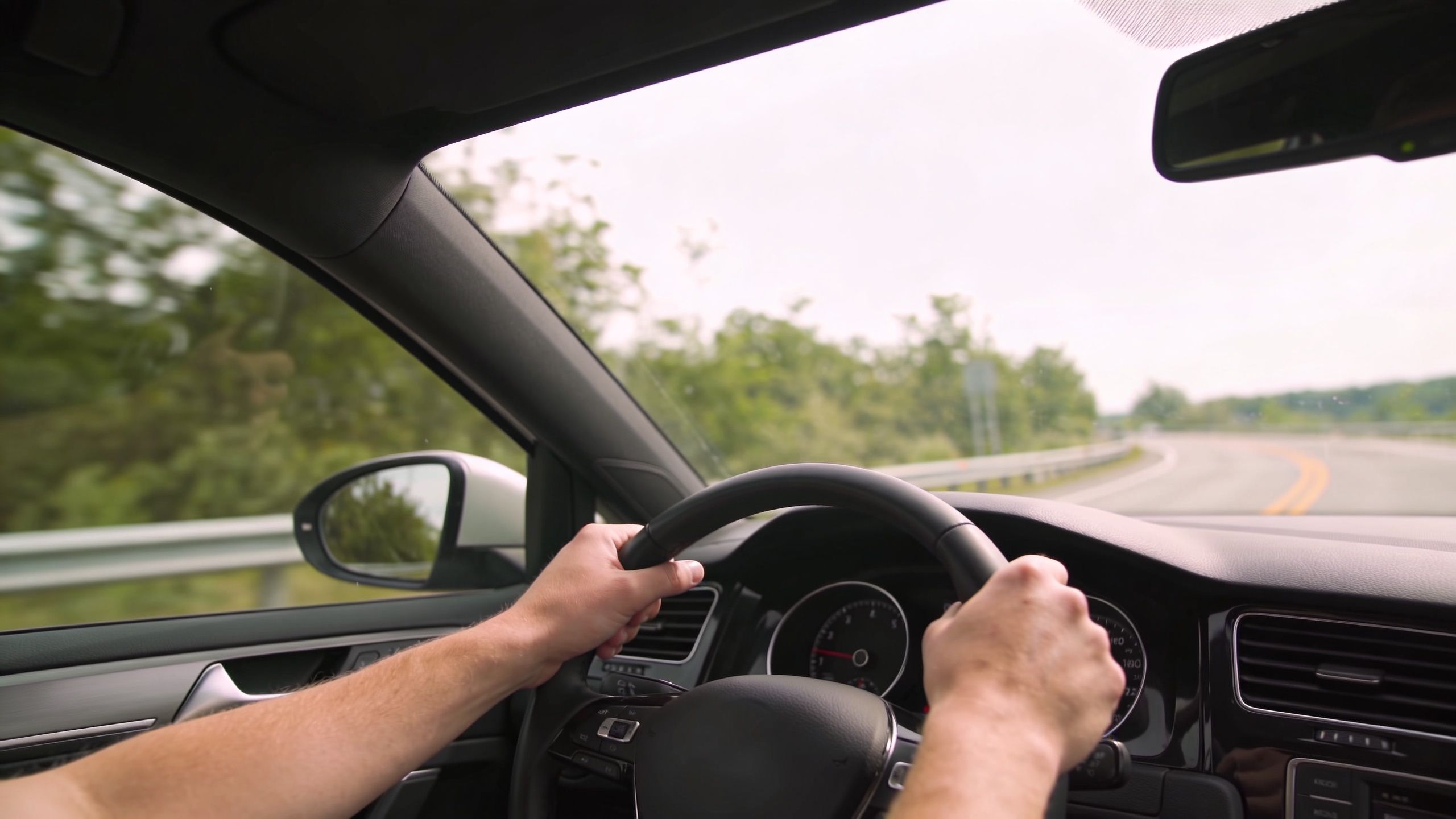 Person, der kører bil, med fokus på bremser og kobling i bilen.