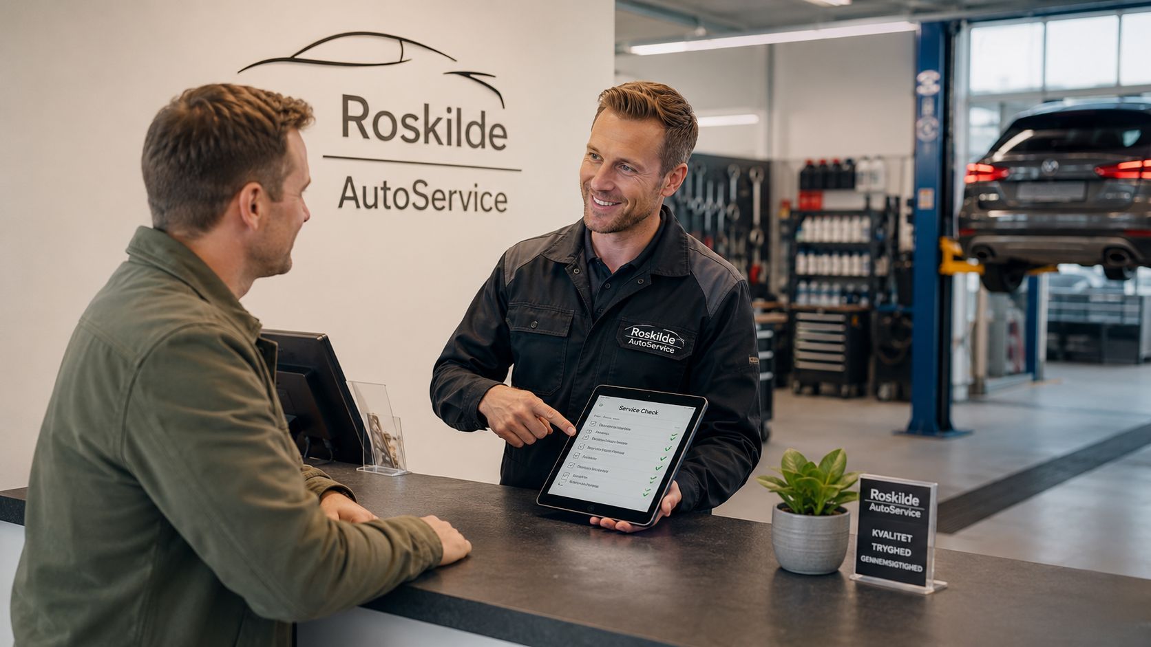 En smilende mekaniker viser en servicecheck-tjekliste på en tablet til en kunde i et professionelt autoværksted.